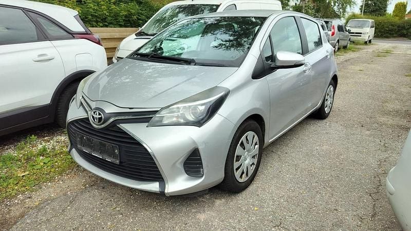 Grau Gebraucht 2015 Toyota Yaris Comfort Limousine | 3.750 € (Fairer Preis) - Bild 1/4
