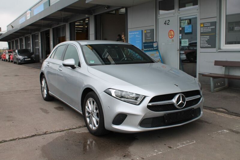 Silber Gebraucht 2020 Mercedes A180 Business Limousine | 21.000 € (Fairer Preis) - Bild 1/4