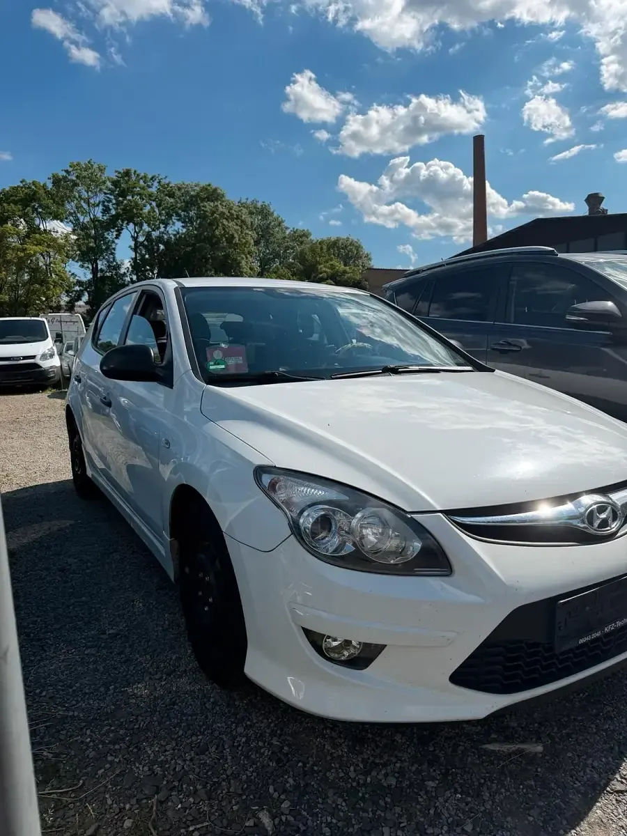 Gebraucht Hyundai i30 90 PS (66 kW) 2011 Weiß Kleinwagen