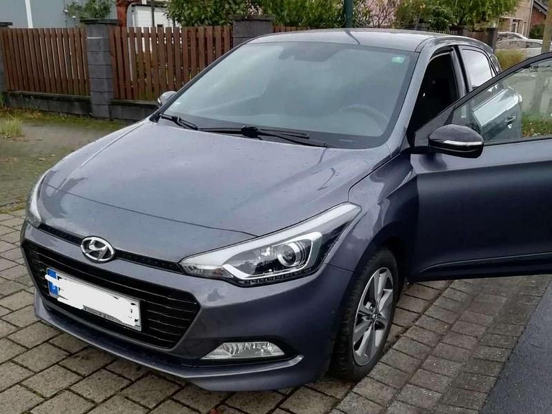 Gebraucht Hyundai i20 Passion Plus 84 PS (61 kW) 2018 Grau Limousine