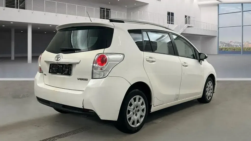 Gebraucht Toyota Verso Basis 111 PS (81 kW) 2016 Weiß Van / Kleinbus
