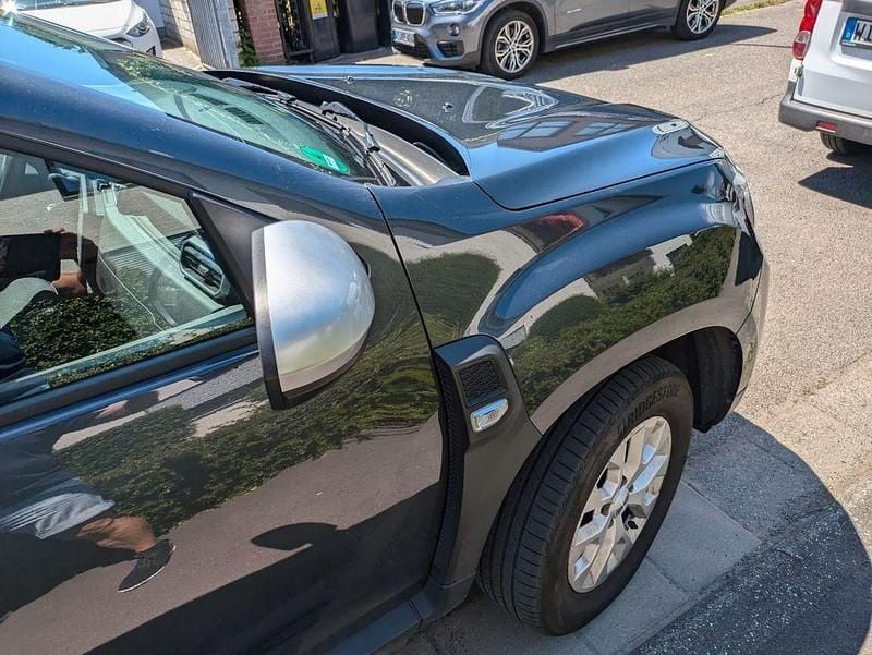 Grau Gebraucht 2024 Dacia Duster Essentiel SUV | 16.590 € (Superpreis) - Bild 1/4