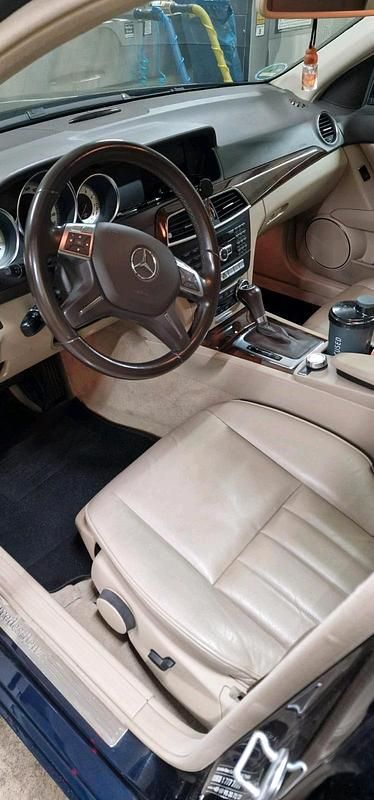 Gebraucht Mercedes C200 184 PS (135 kW) 2011 Blau Limousine