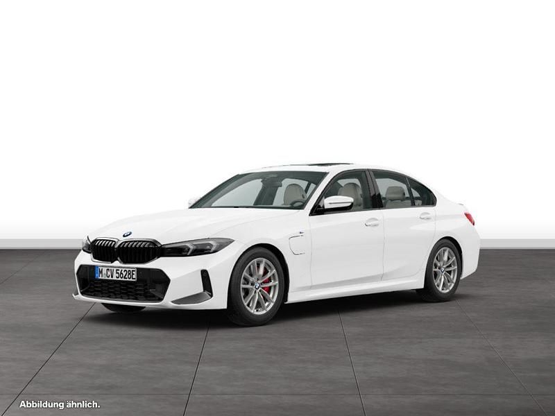 Weiß Gebraucht 2024 BMW 330e Limousine | 59.835 € - Bild 1/4