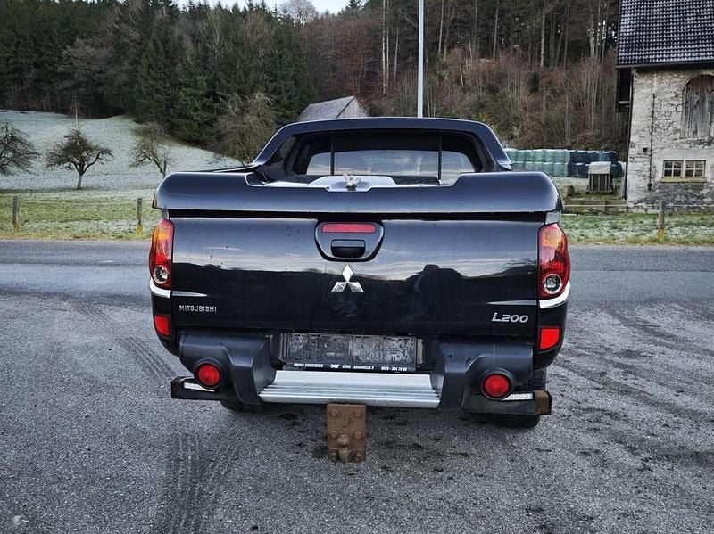 Gebraucht Mitsubishi L200 Invite 178 PS (130 kW) 2011 Schwarz Abholung
