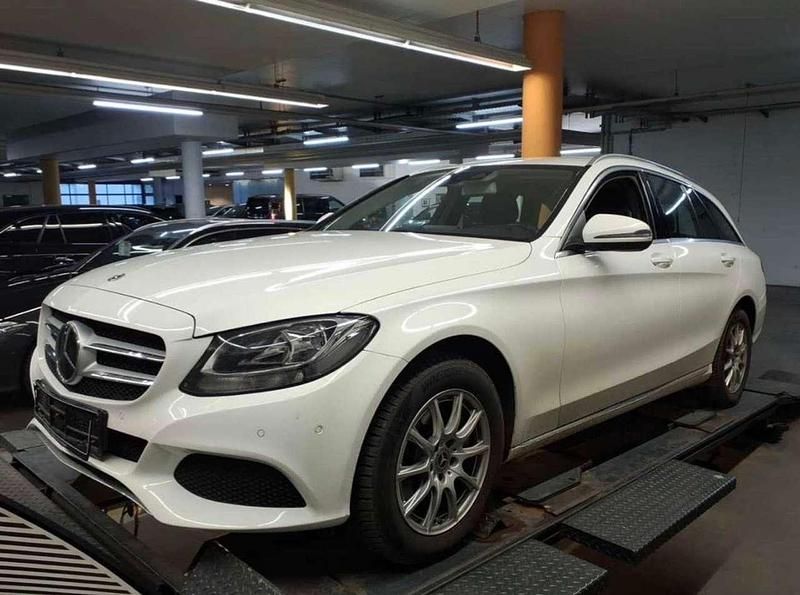 Gebraucht Mercedes C220 Avantgarde 170 PS (125 kW) 2017 Polarweiss  unilack Kombi