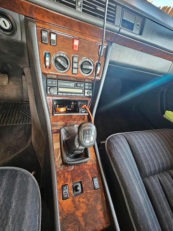 Gebraucht Mercedes E260 166 PS (122 kW) 1989 Grau Limousine