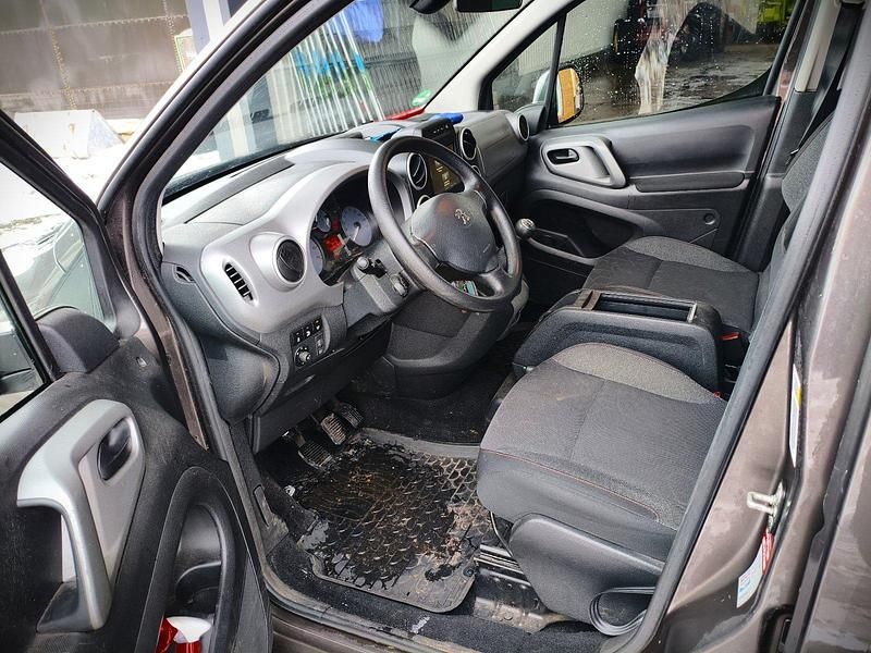 Gebraucht Peugeot Partner Tepee 99 PS (72 kW) 2017 Braun Van / Kleinbus