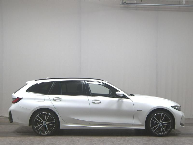 Weiss Gebraucht 2022 BMW 320e M Sport Kombi | 29.480 € (Fairer Preis) - Bild 1/4