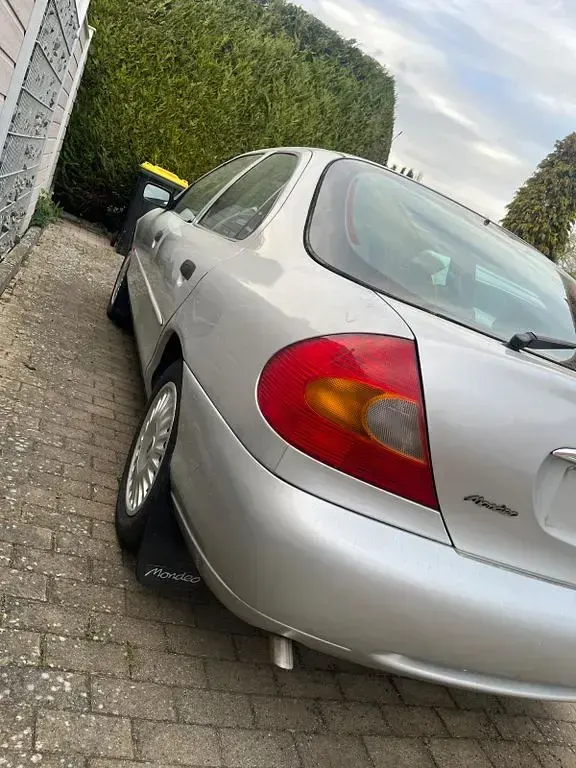 Gebraucht Ford Mondeo 116 PS (85 kW) 1999 Silber Limousine