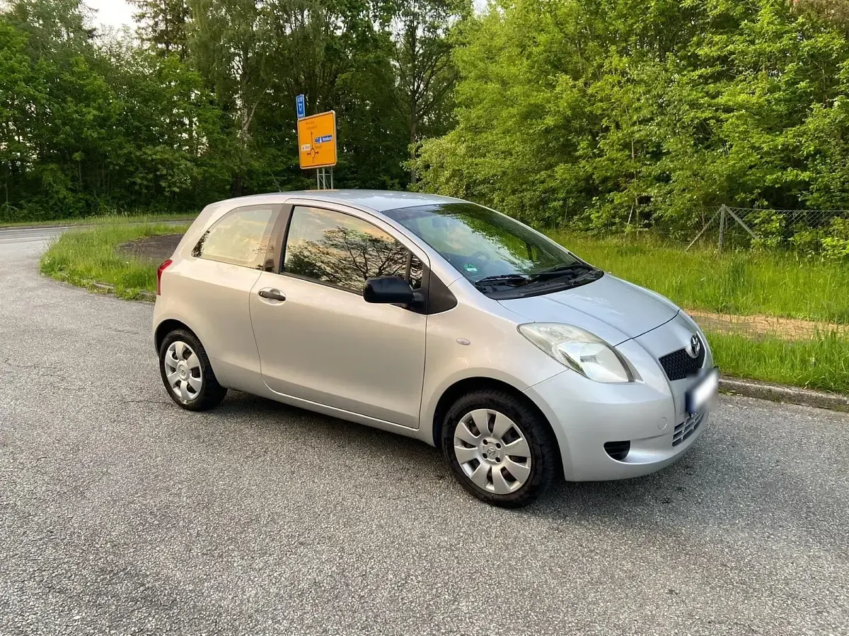 Gebraucht Toyota Yaris 68 PS (50 kW) 2008 Silber Kleinwagen