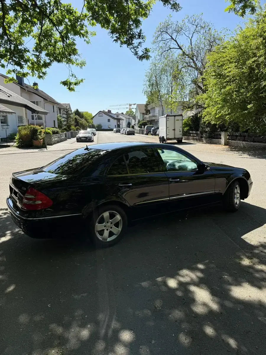 Gebraucht Mercedes E220 150 PS (110 kW) 2006 Schwarz Limousine