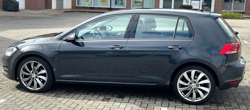 Grau Gebraucht 2013 VW Golf VII Comfortline Limousine | 5.800 € (Superpreis) - Bild 1/4