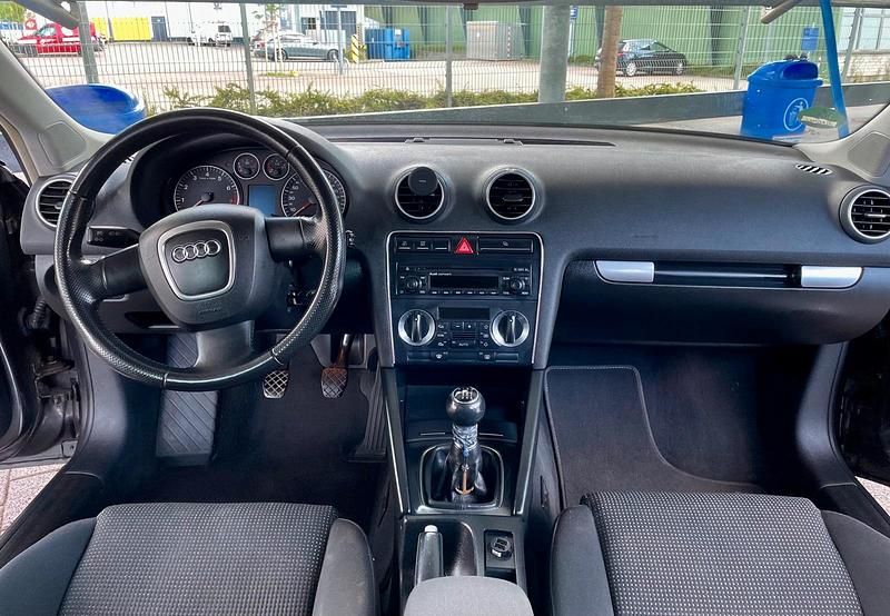 Grau Gebraucht 2006 Audi A3 Sportback Ambiente Kombi | 2.250 € (Guter Preis) - Bild 1/4