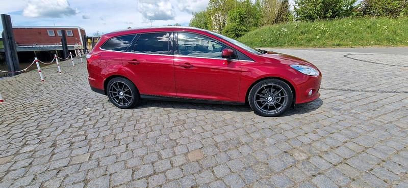 Gebraucht Ford Focus 103 PS (75 kW) 2012 Rot Kombi