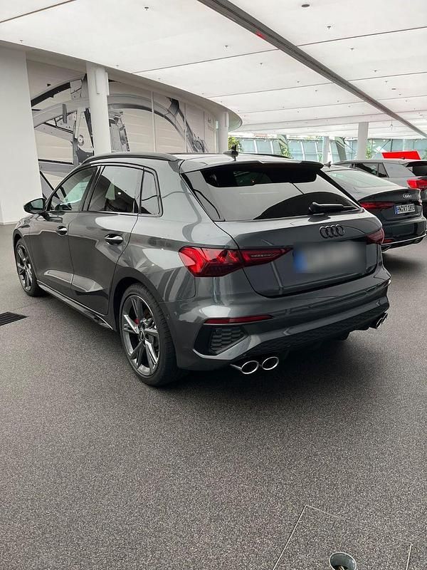 Grau Gebraucht 2023 Audi S3 Ambiente Limousine | 39.499 € (Fairer Preis) - Bild 1/4