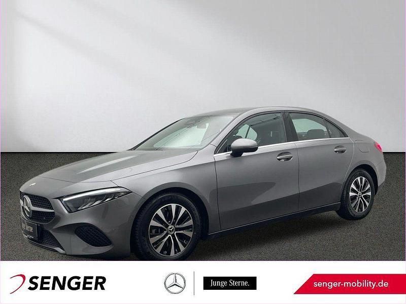 Grau Gebraucht 2023 Mercedes A180 Limousine | 29.090 € (Etwas zu teuer) - Bild 1/3