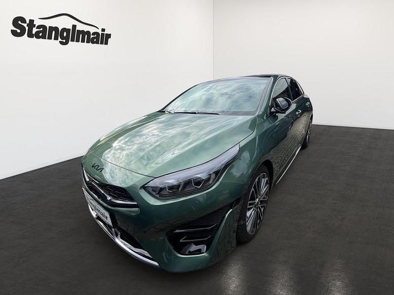 Grün Gebraucht 2022 Kia ProCeed GT GT-Line Kleinwagen | 24.990 € (Fairer Preis) - Bild 1/4