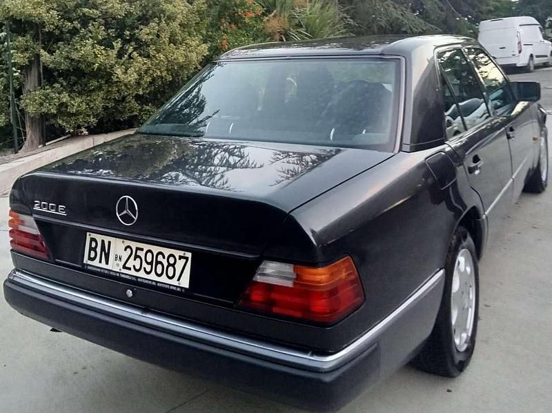 Schwarz Gebraucht 1992 Mercedes E200 Limousine | 15.000 € - Bild 1/4