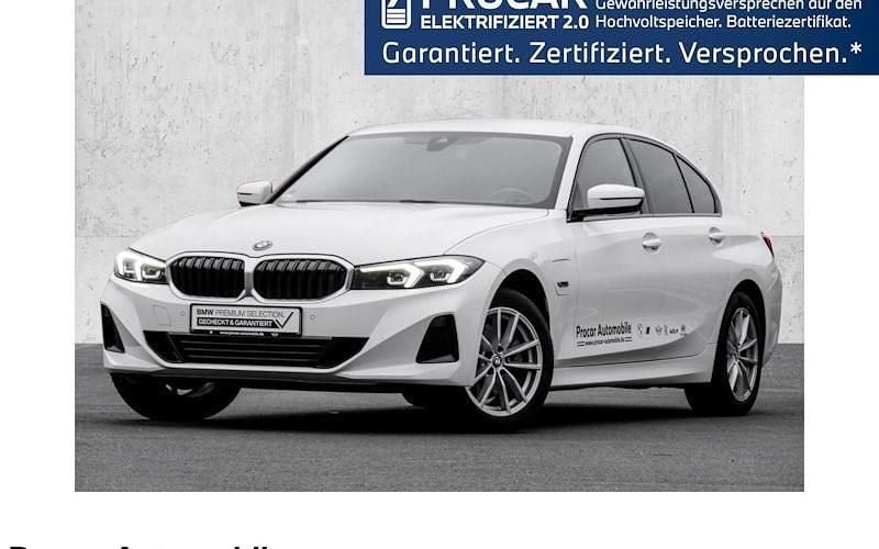 Weiß Gebraucht 2023 BMW 320e Shadowline Limousine | 28.590 € (Guter Preis) - Bild 1/4
