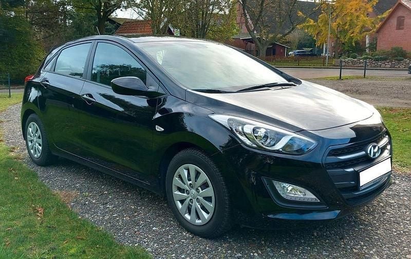 Gebraucht Hyundai i30 Classic 101 PS (74 kW) 2016 Schwarz Limousine