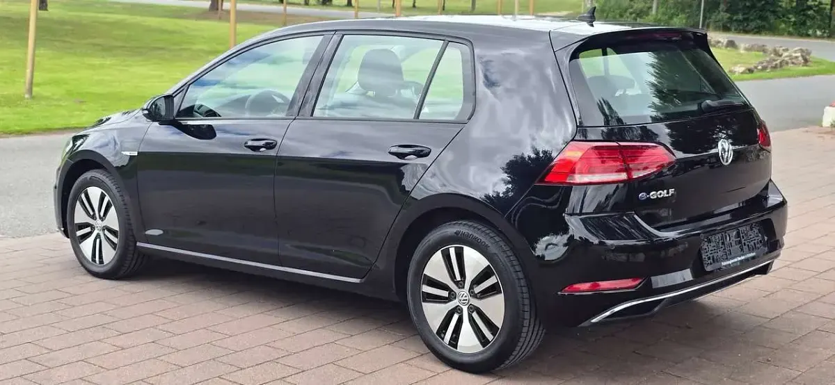 Gebraucht VW e-Golf 100 kW (136 PS) 2020 Deep black perleffekt Kleinwagen