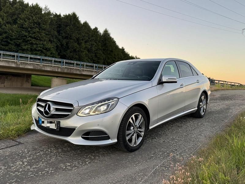 Silber Gebraucht 2013 Mercedes E220 Limousine | 12.999 € (Etwas zu teuer) - Bild 1/4
