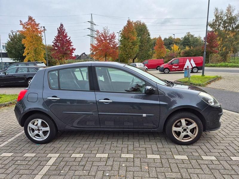 Gebraucht Renault Clio II Authentique 65 PS (47 kW) 2006 Violett Limousine