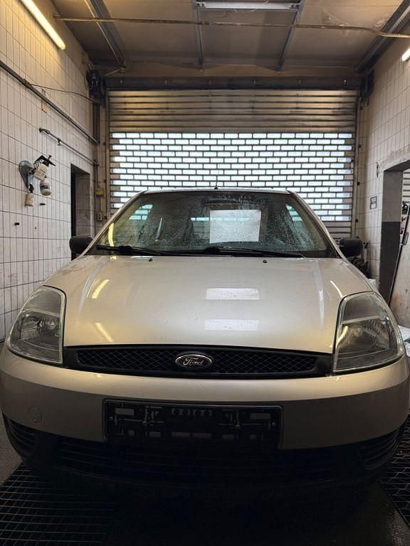 Silber Gebraucht 2003 Ford Fiesta Limousine | 1.800 € (Fairer Preis) - Bild 1/4