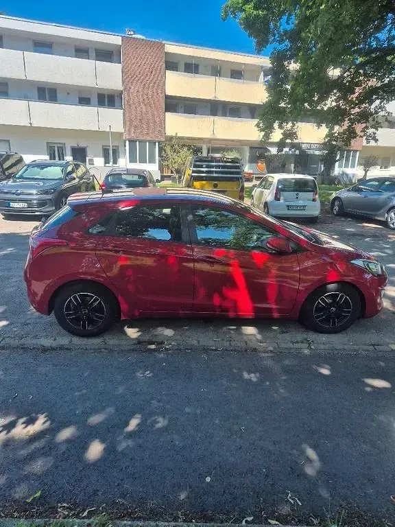 Gebraucht Hyundai i30 Trend 110 PS (80 kW) 2016 Rot Limousine