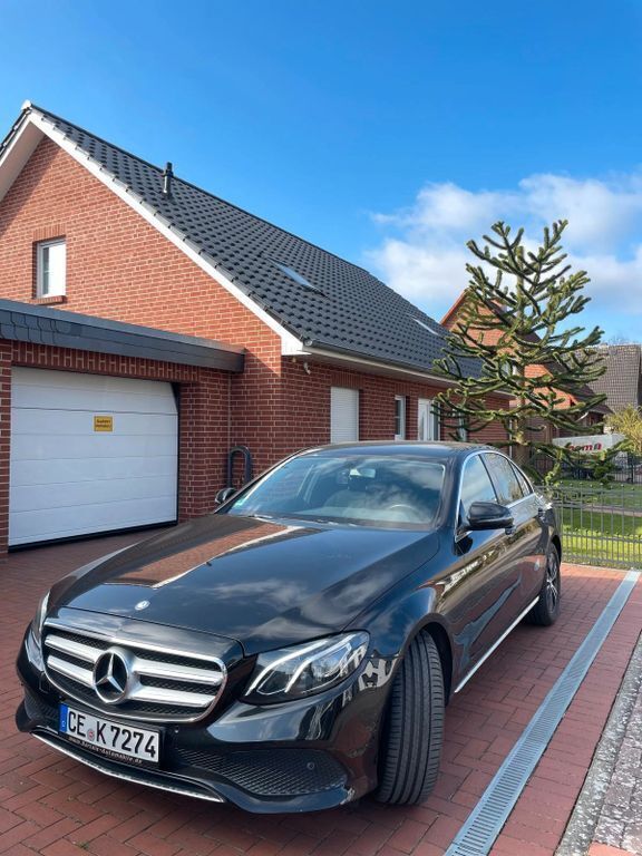 Schwarz Gebraucht 2016 Mercedes E220 Avantgarde Limousine | 22.300 € (Fairer Preis) - Bild 1/4