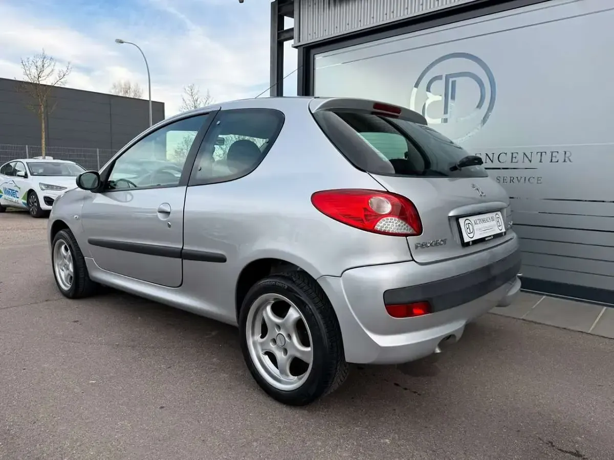 Gebraucht Peugeot 206+ Basis 75 PS (55 kW) 2010 Grau Kleinwagen