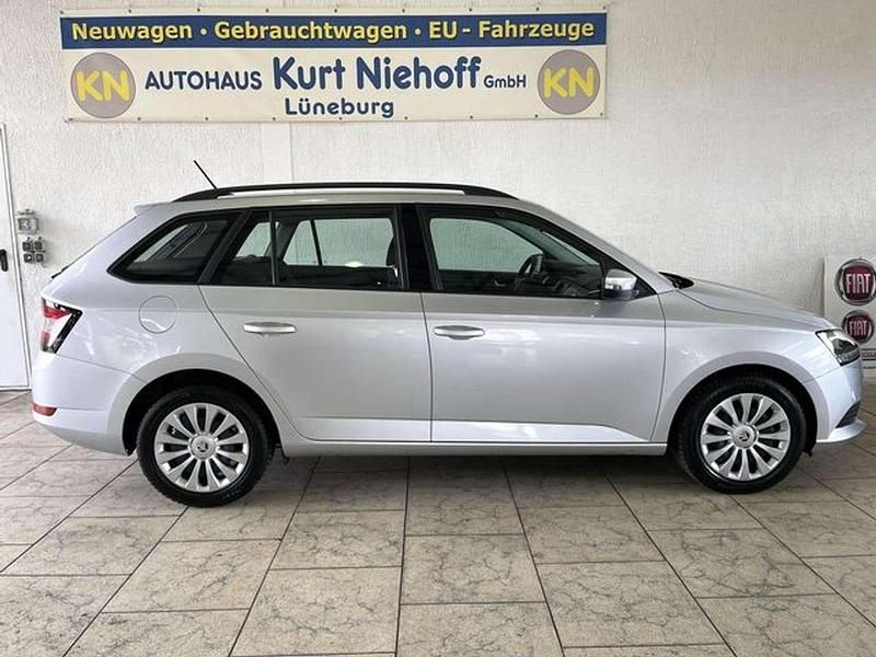 Brillant silber met. Gebraucht 2022 Skoda Fabia Ambition Kombi | 18.480 € (Etwas zu teuer) - Bild 1/4