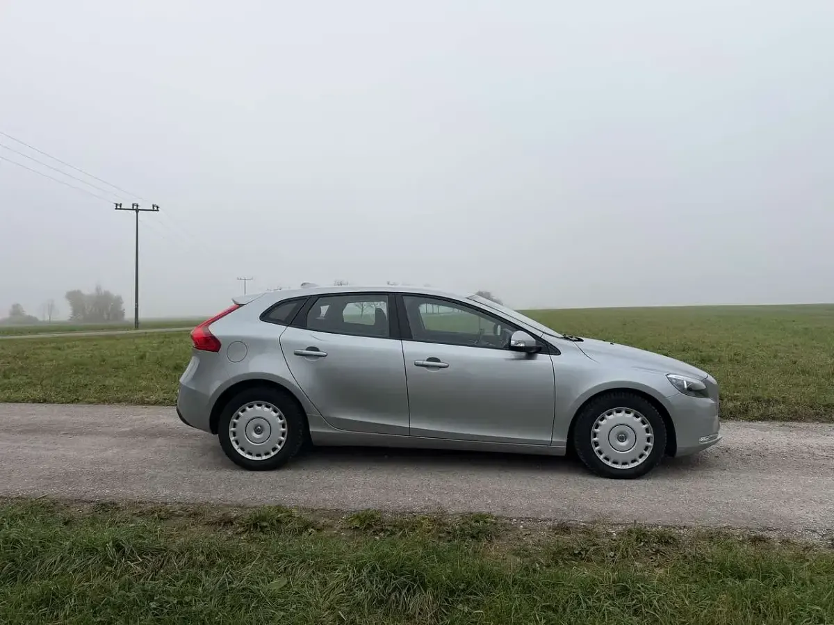 Gebraucht Volvo V40 Kinetic 122 PS (89 kW) 2017 Silber Kombi
