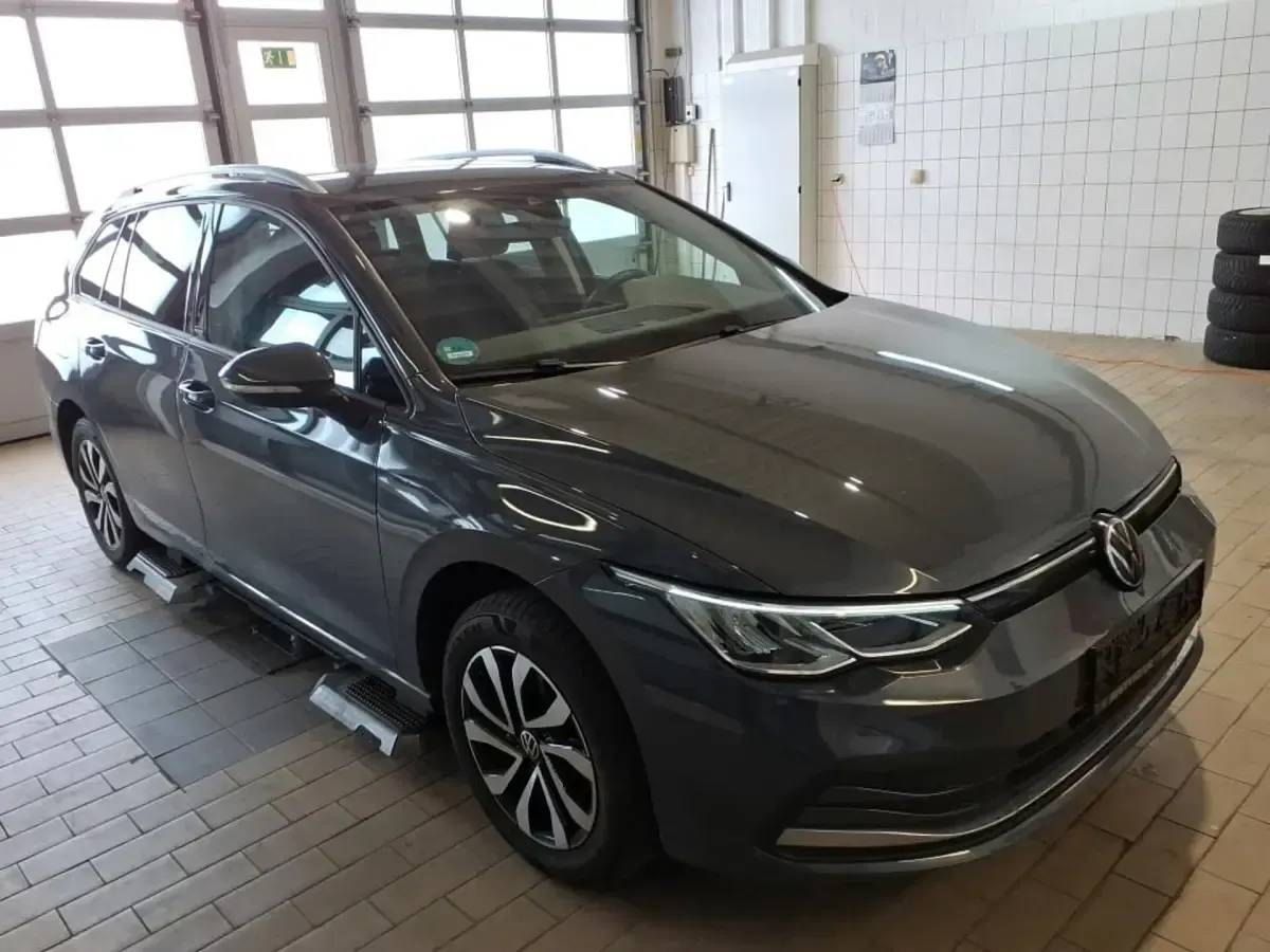 Gebraucht VW Golf VIII Active 150 PS (110 kW) 2023 Grau Kombi