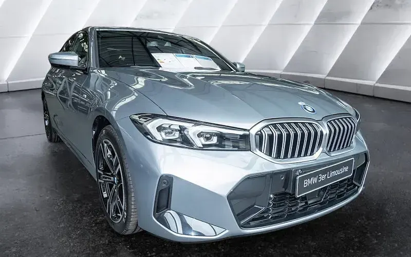 Neu BMW 330e M Sport 292 PS (214 kW) 2026 Grau Limousine