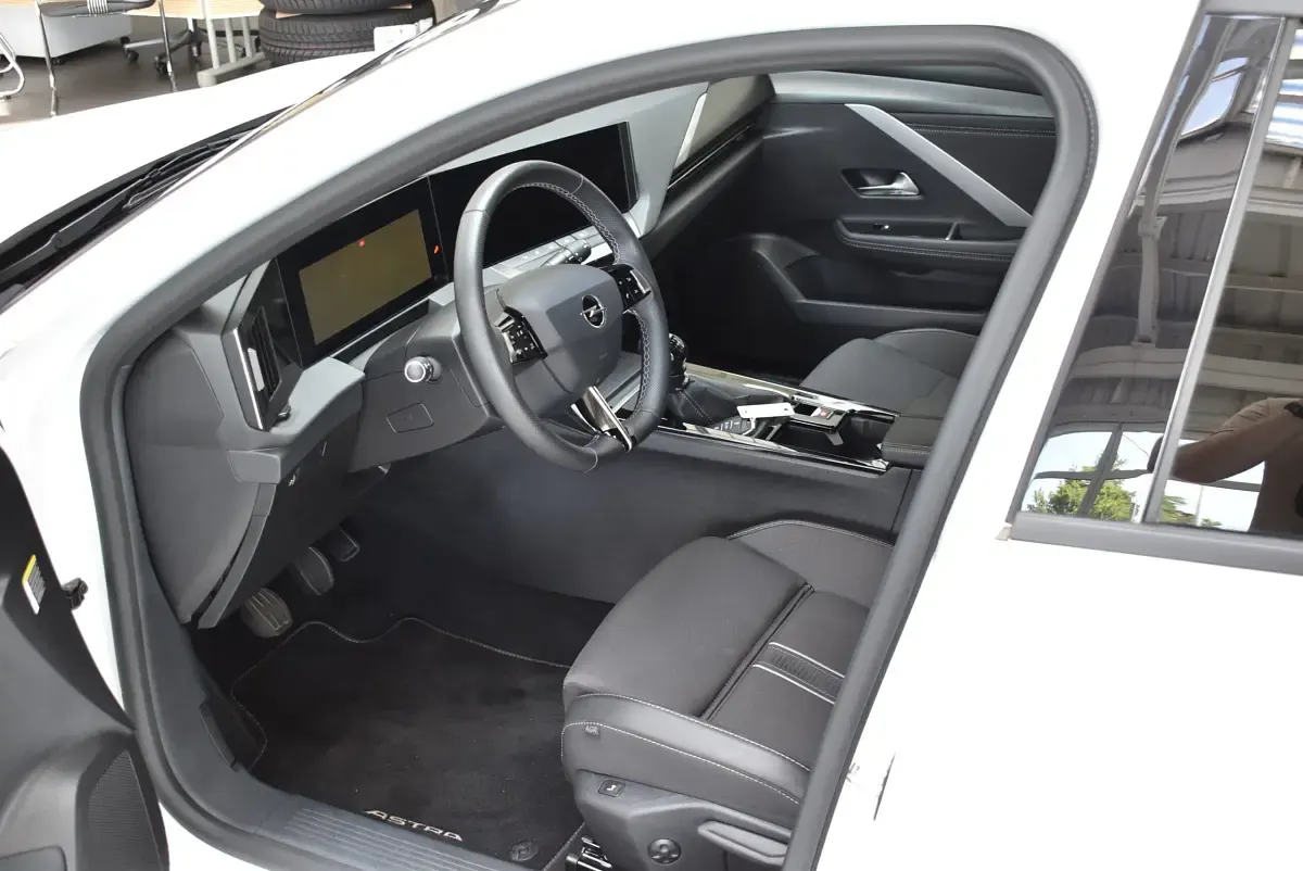 Gebraucht Opel Astra 131 PS (96 kW) 2024 Schwarz karbon schwarz met. Kombi