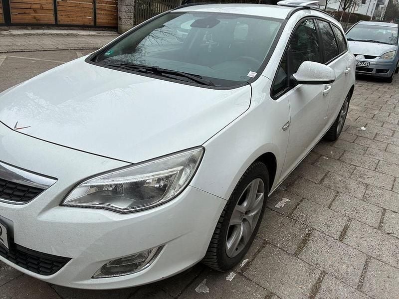 Weiß Gebraucht 2011 Opel Astra Edition Kombi | 2.900 € (Guter Preis) - Bild 1/4