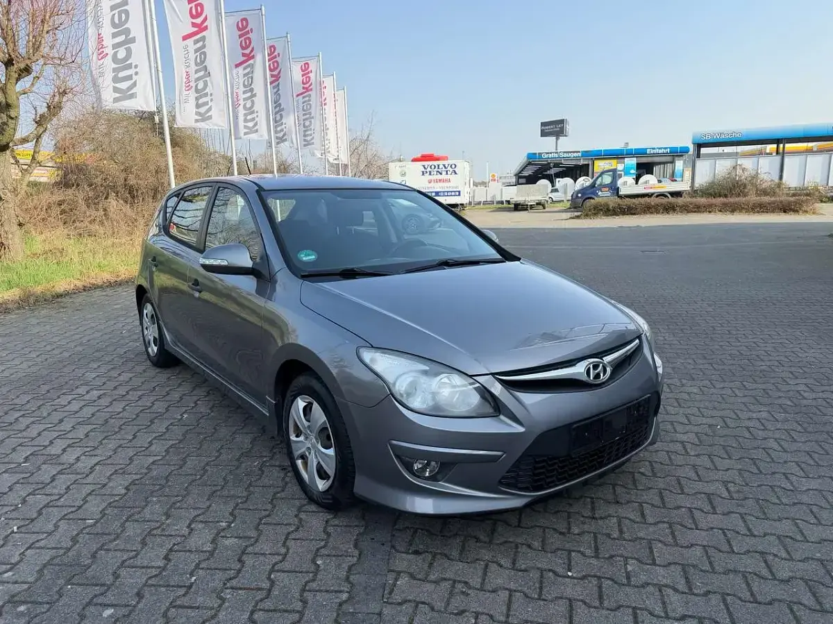 Gebraucht Hyundai i30 Edition 90 PS (66 kW) 2012 Grau Kombi