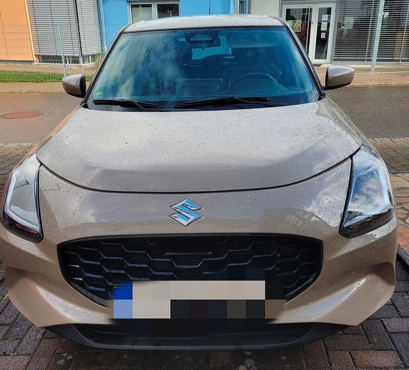 Beige Gebraucht 2024 Suzuki Swift Comfort Kleinwagen | 17.900 € (Teuer) - Bild 1/4