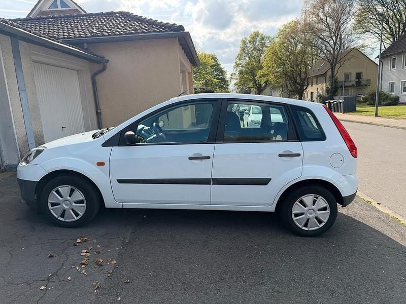 Gebraucht Ford Fiesta 68 PS (50 kW) 2009 Weiß Kleinwagen