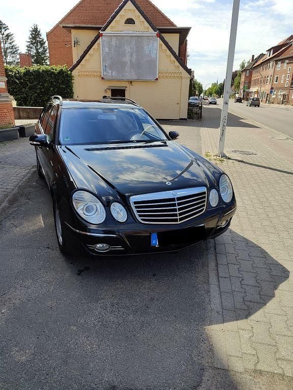 Gebraucht Mercedes E220 Avantgarde 170 PS (125 kW) 2008 Schwarz Limousine