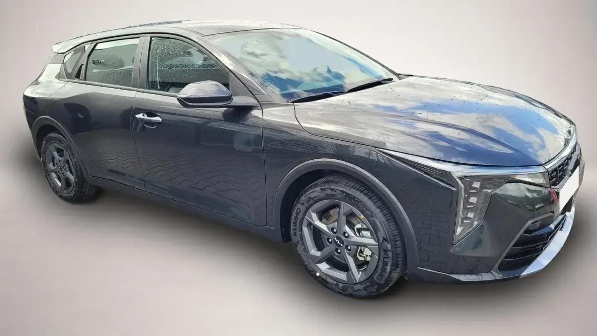 Neu Kia K4 150 PS (110 kW) 2026 Grau Limousine