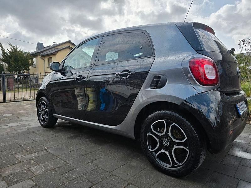 Gebraucht Smart ForFour 80 PS (58 kW) 2019 Schwarz Kleinwagen