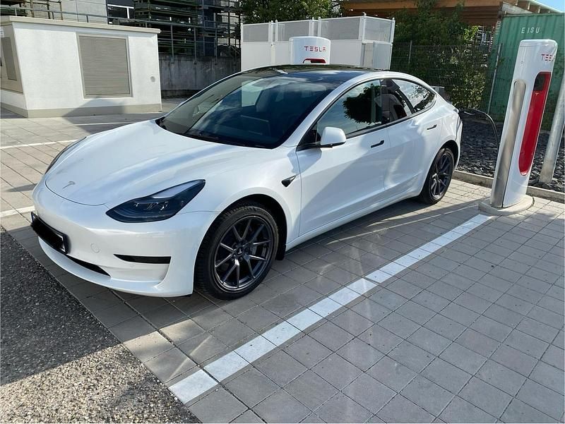 Gebraucht 2021 Tesla Model 3 Standard Range Plus Limousine | 26.000 € (Fairer Preis) - Bild 1/4