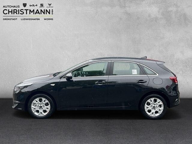 Gebraucht Kia Ceed Comfort 140 PS (102 kW) 2024 Zilinaschwarz Kleinwagen