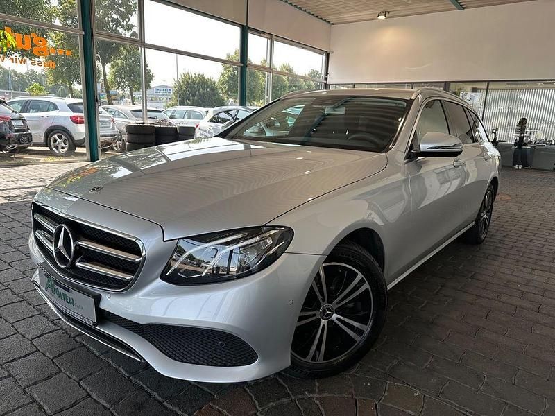Silber Gebraucht 2020 Mercedes E220 Limousine | 30.890 € (Superpreis) - Bild 1/4