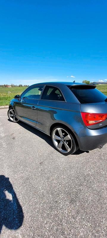 Gebraucht Audi A1 Ambiente 105 PS (77 kW) 2011 Andere farben Coupé
