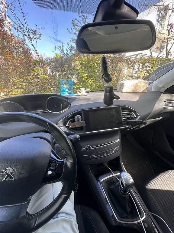 Gebraucht Peugeot 308 Active 125 PS (91 kW) 2014 Silber Limousine