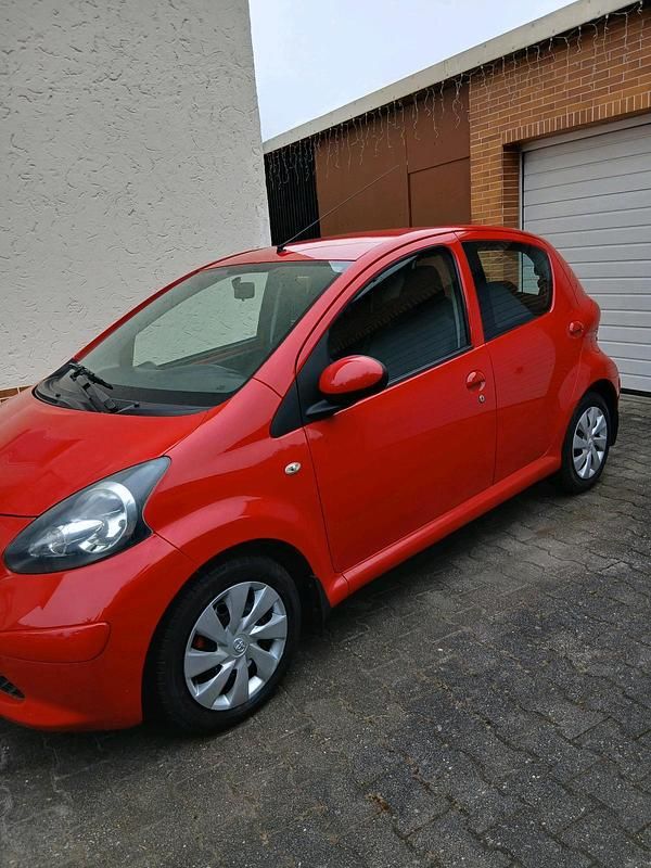 Gebraucht Toyota Yaris 68 PS (50 kW) 2006 Rot Kleinwagen
